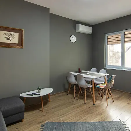 Location In Center And Paid Parking Apartment *