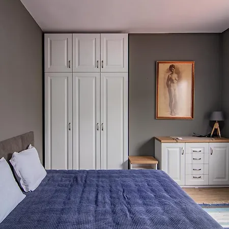 Location In Center And Paid Parking Warna