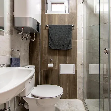 Location In Center And Paid Parking Apartment