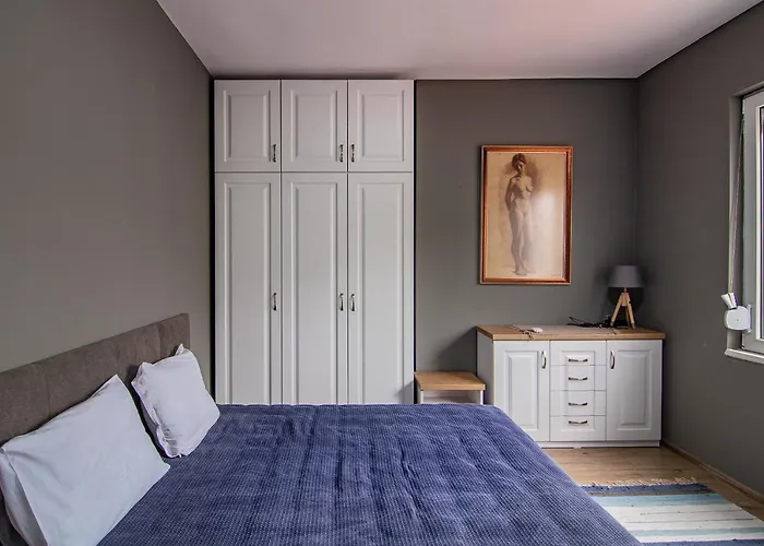 Location In Center And Paid Parking فارنا