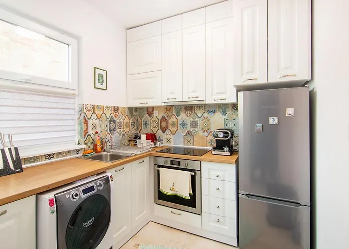 Location In Center And Paid Parking فارنا